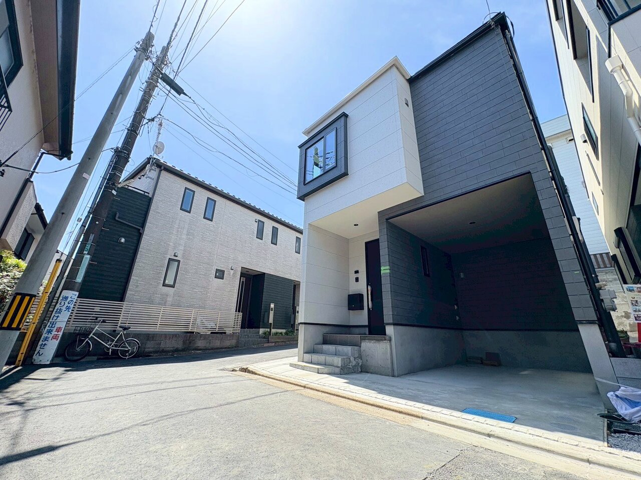 開放感のある角地に面した、陽当たり良好なお住まいです。