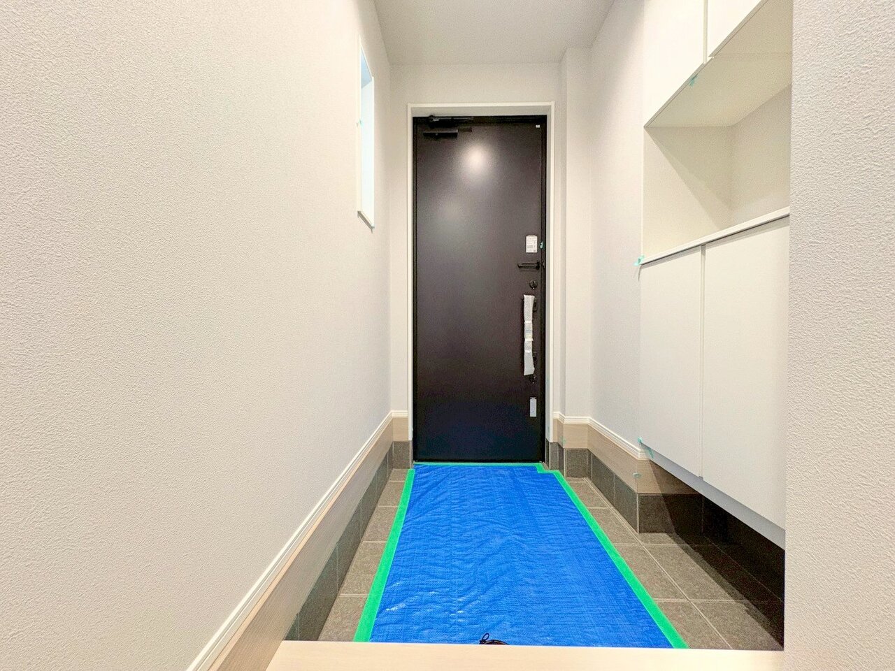 お花や写真を飾ってゲストをお出迎えするのも素敵です。