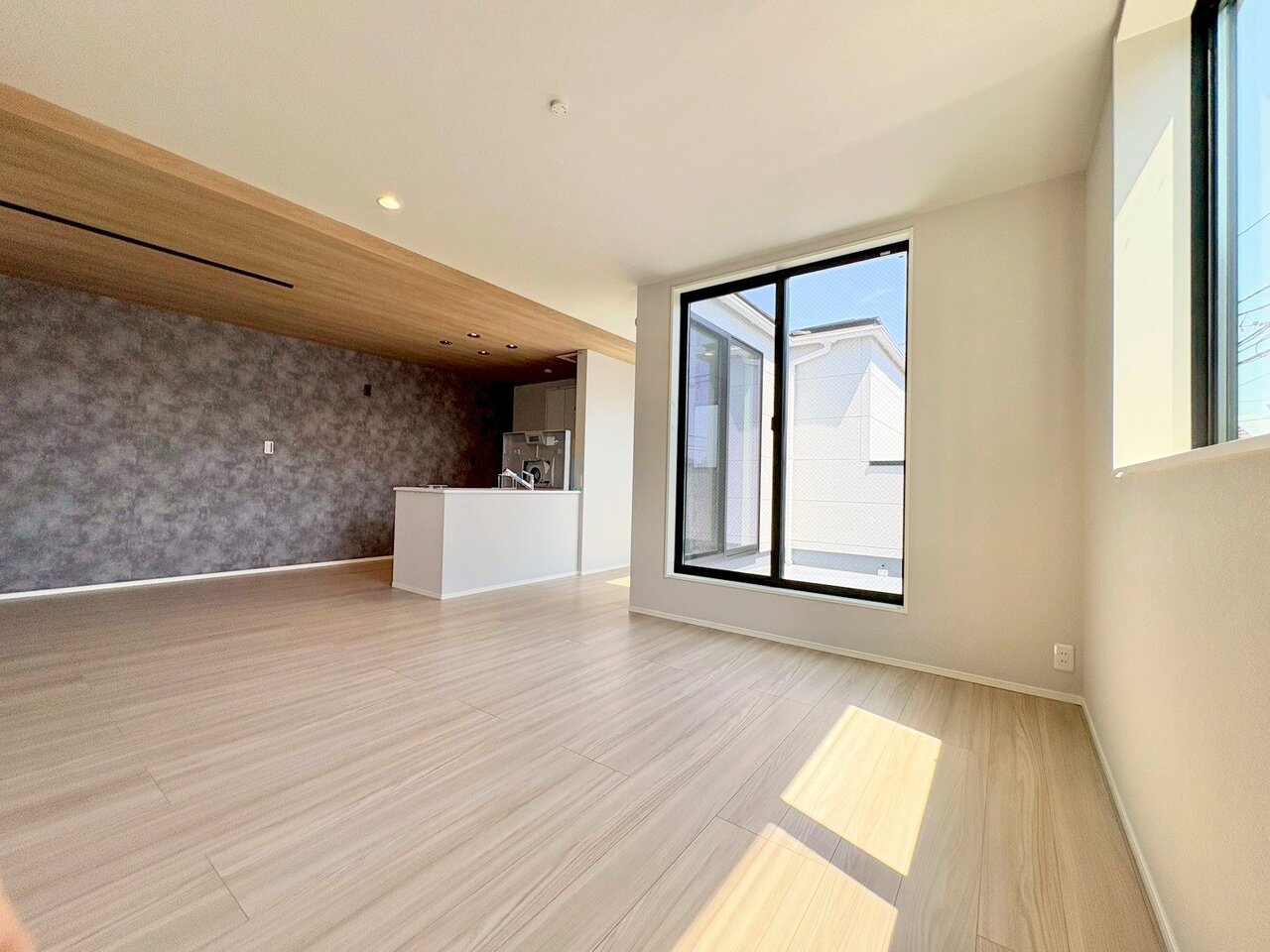 室内には豊かな陽光が注ぎ込み、爽やかな住空間を演出。