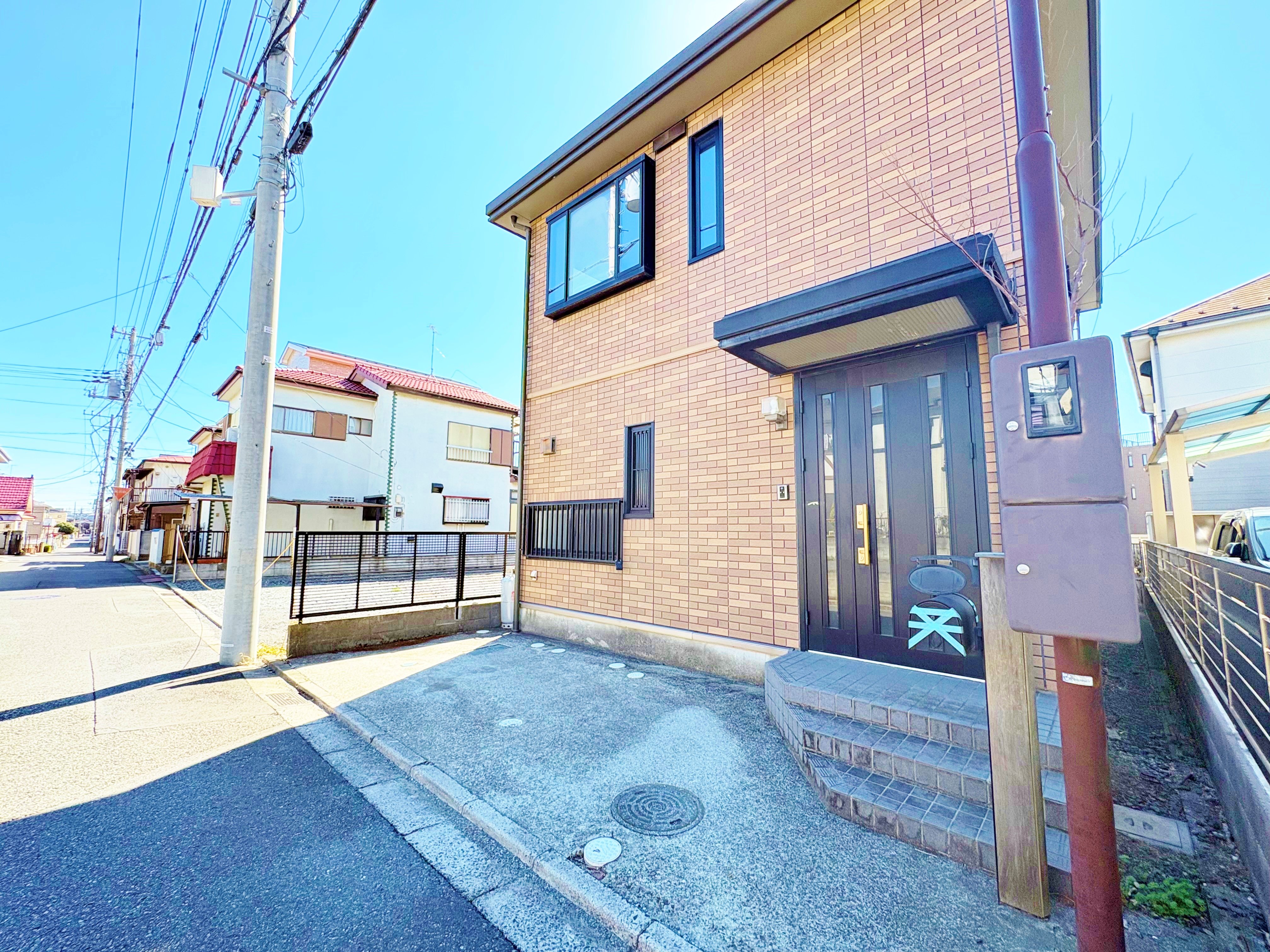 スーパーやコンビニなどが徒歩圏内にあり、買い物に便利な住環境です。