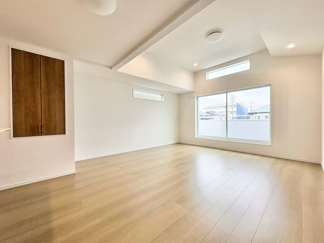 室内には豊かな陽光が注ぎ込み、爽やかな住空間を演出。