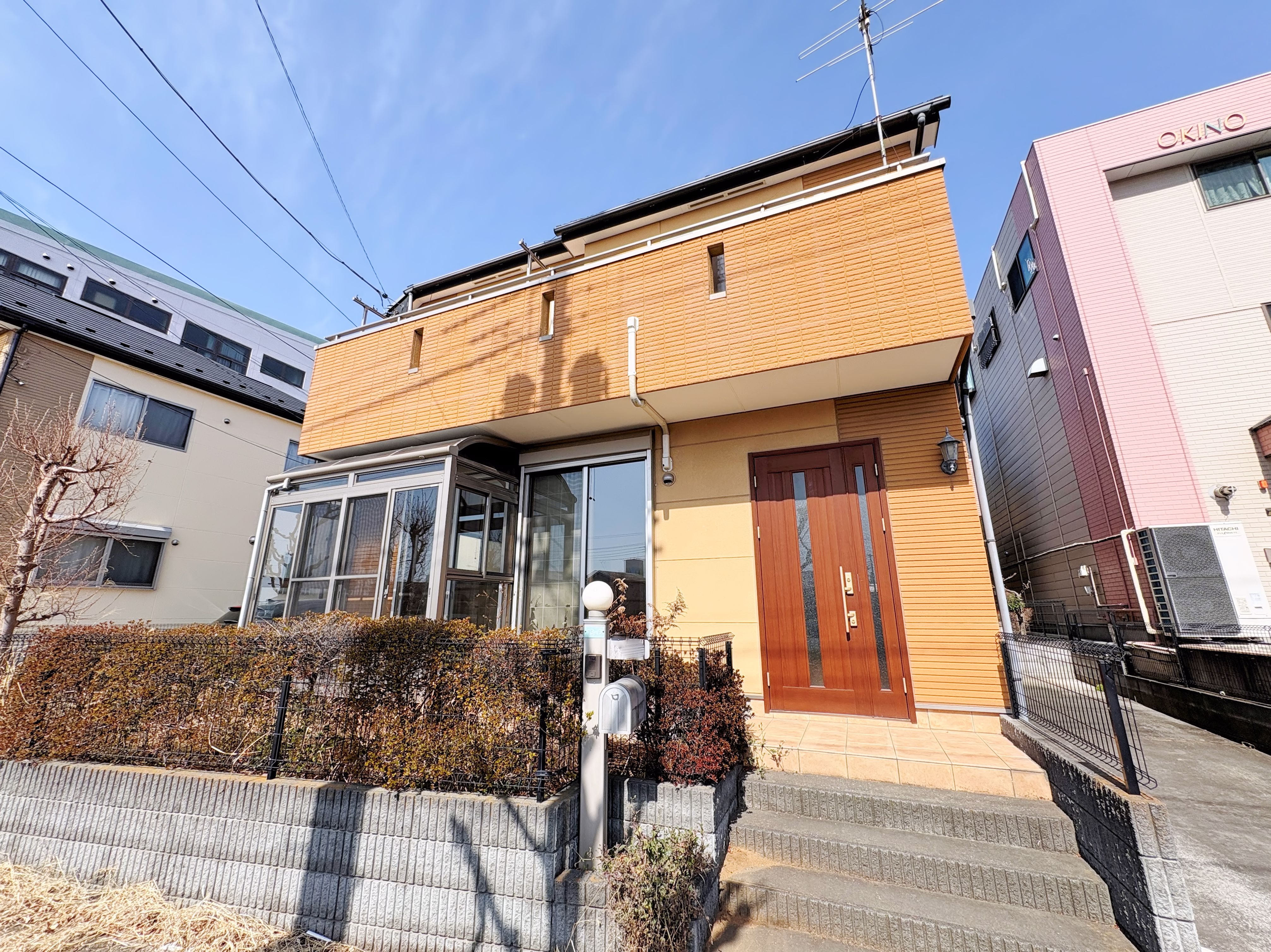 東川口駅まで徒歩１９分、二路線利用可能です。南公道面で陽当り良好なお住まい。