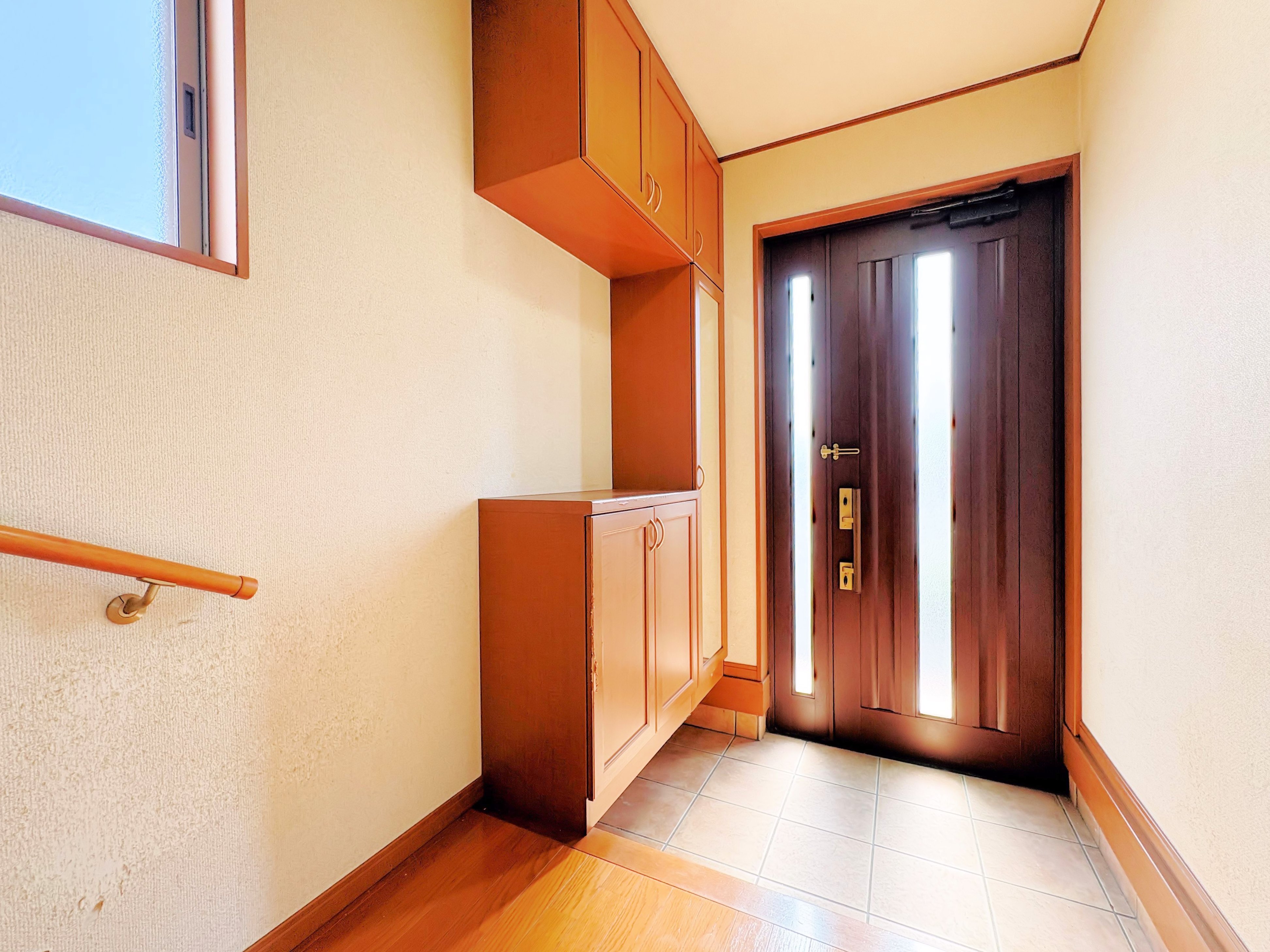 明るくコントラストのある開放感と清潔感を兼ね備えた玄関。