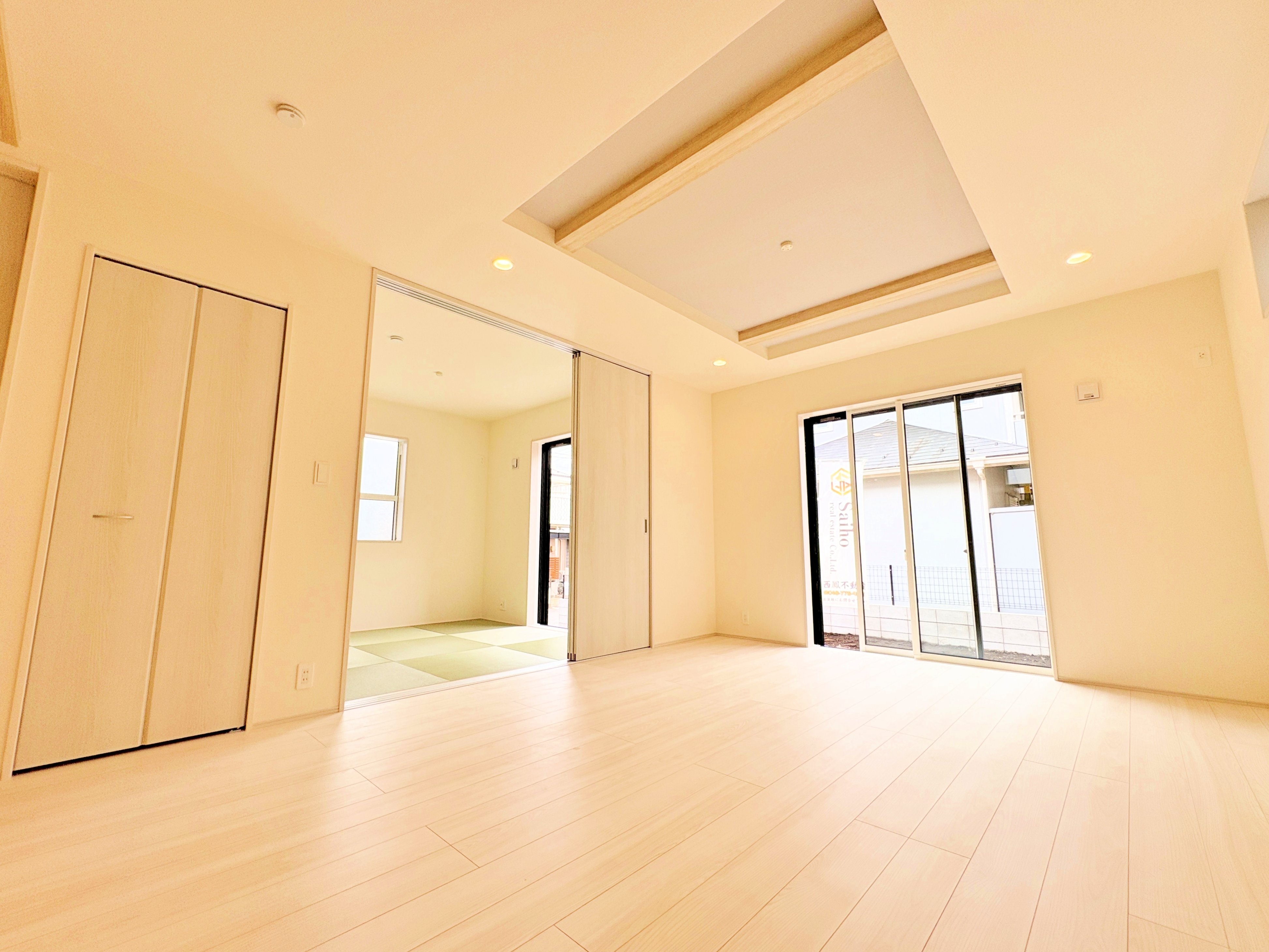 落ち着いた雰囲気のリビングは天井を折り上げ、空間のアクセントに。