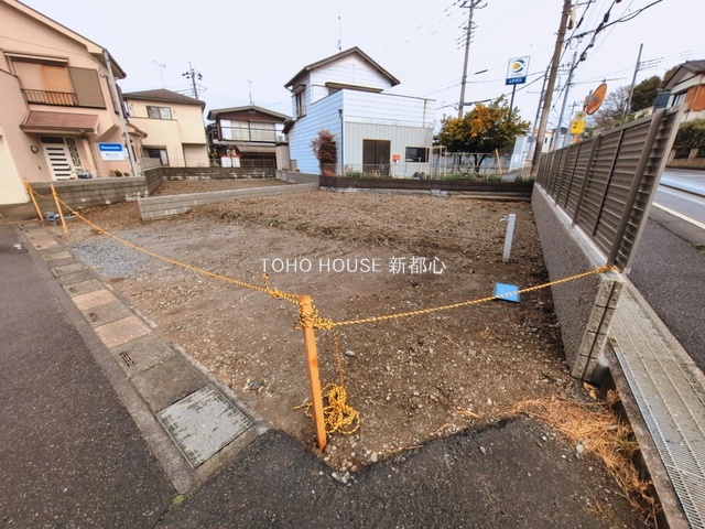 バス停まで徒歩1分。都心へのアクセス良好です。(令和8年3月 撮影)