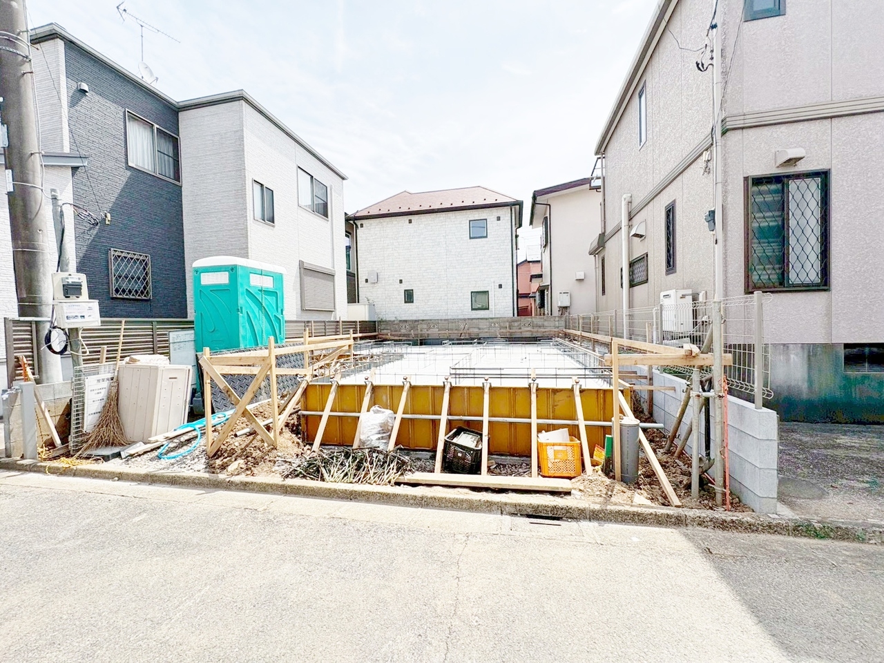 スーパーやコンビニなどが徒歩圏内にございます。(令和8年4月 撮影)