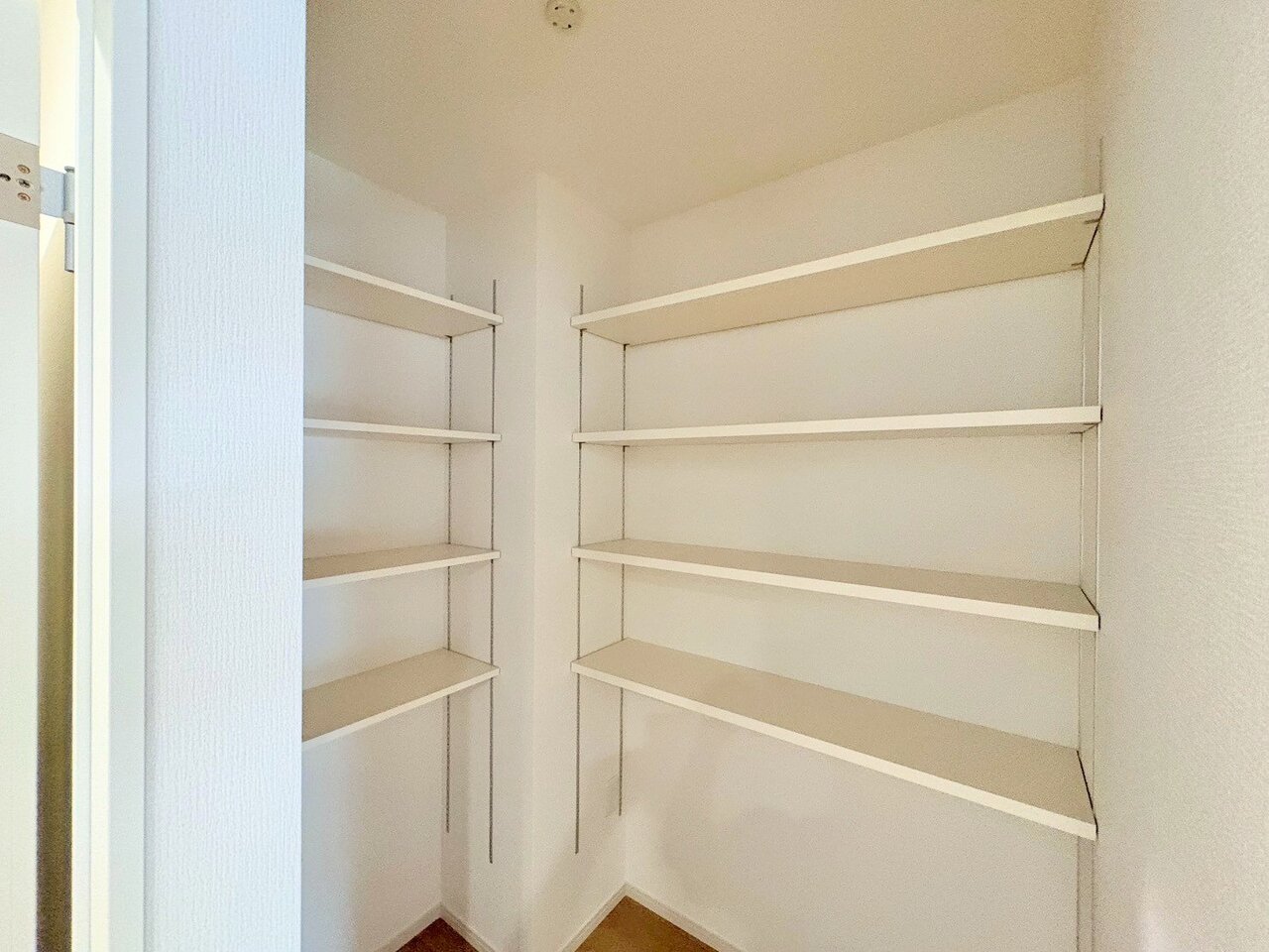 食品や生活用品などを一カ所にまとめて集中収納できるパントリー。
