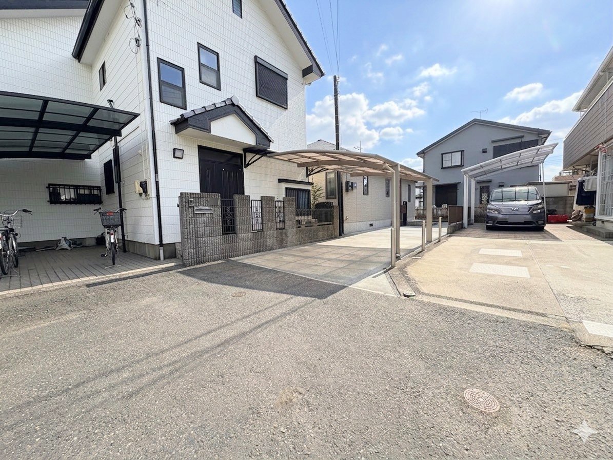 日進駅徒歩8分の立地。2003年2月築の軽量鉄骨造、平屋建ての邸宅。