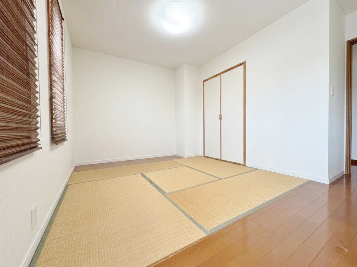 【１階和室】４．５帖の和室はゲストを迎え入れる特別感のある空間。