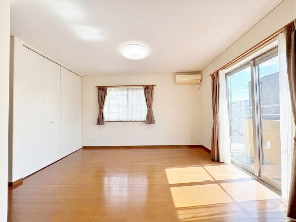 【１階寝室】９．４帖の寝室は心のやすらぎと満足感を与えてくれます。