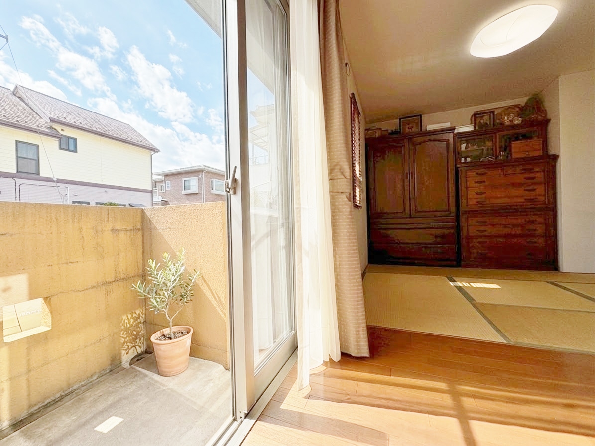 【１階バルコニー】バルコニーに出た時、頬をなでる優しい風を感じます。