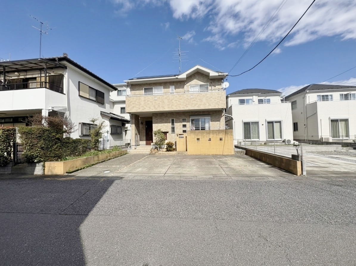 蓮田駅まで徒歩18分の二世帯住宅です。太陽光発電システム搭載のオール電化住宅。