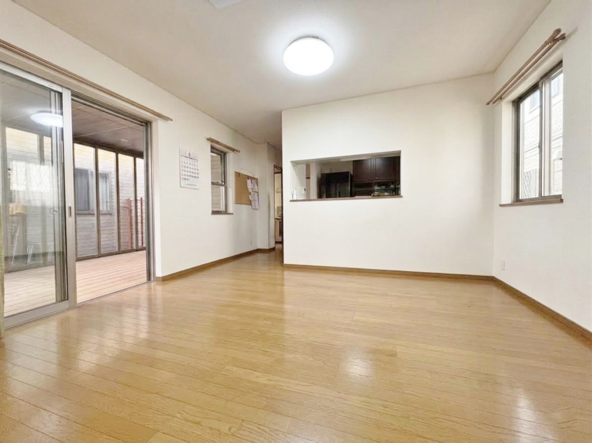 【１階リビングダイニング】明るく開放的な空間が広がるキッチン・ダイニング・リビング。