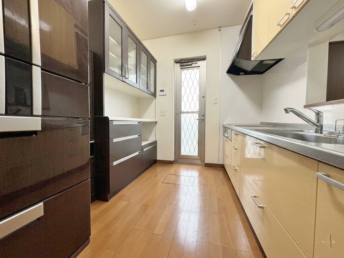 【１階キッチン】自然光が入る明るいキッチンは、作業スペースも広くとっています。