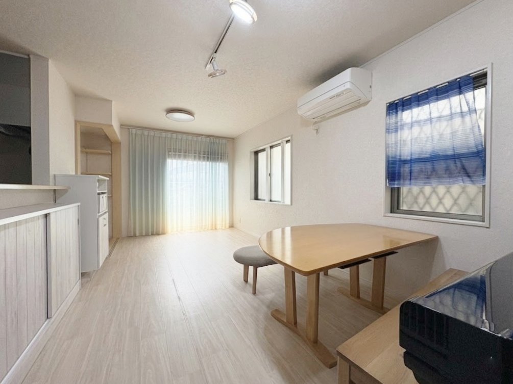 室内には豊かな陽光が注ぎ込み、爽やかな住空間を演出。