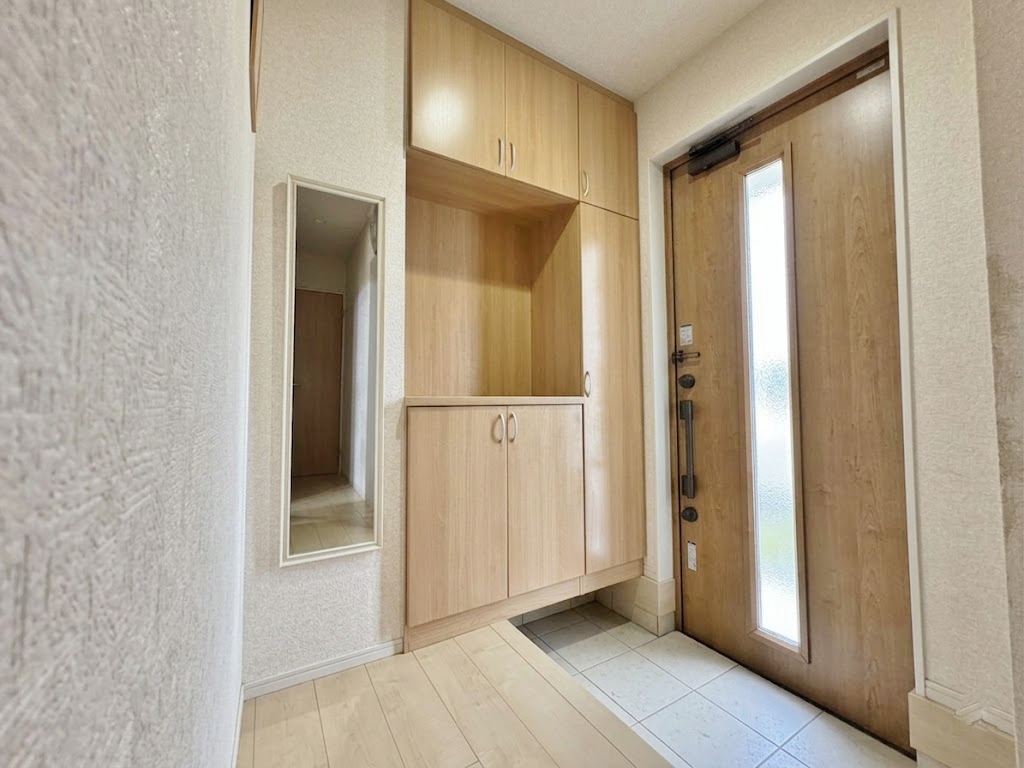 お花や写真を飾ってゲストをお出迎えするのも素敵です。