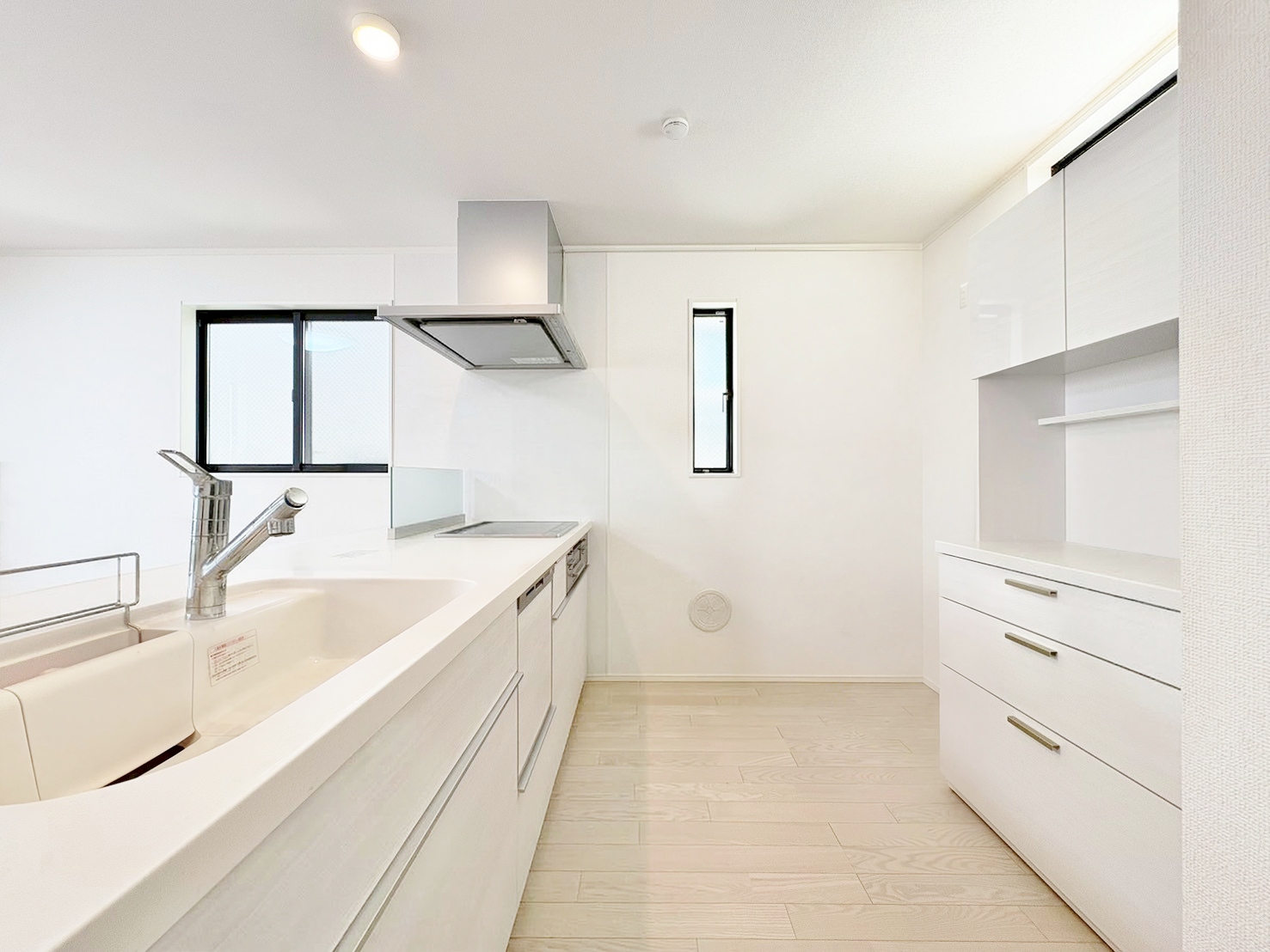 収納も多く大きな鍋やフライパン、調味料などスッキリ片付きます。