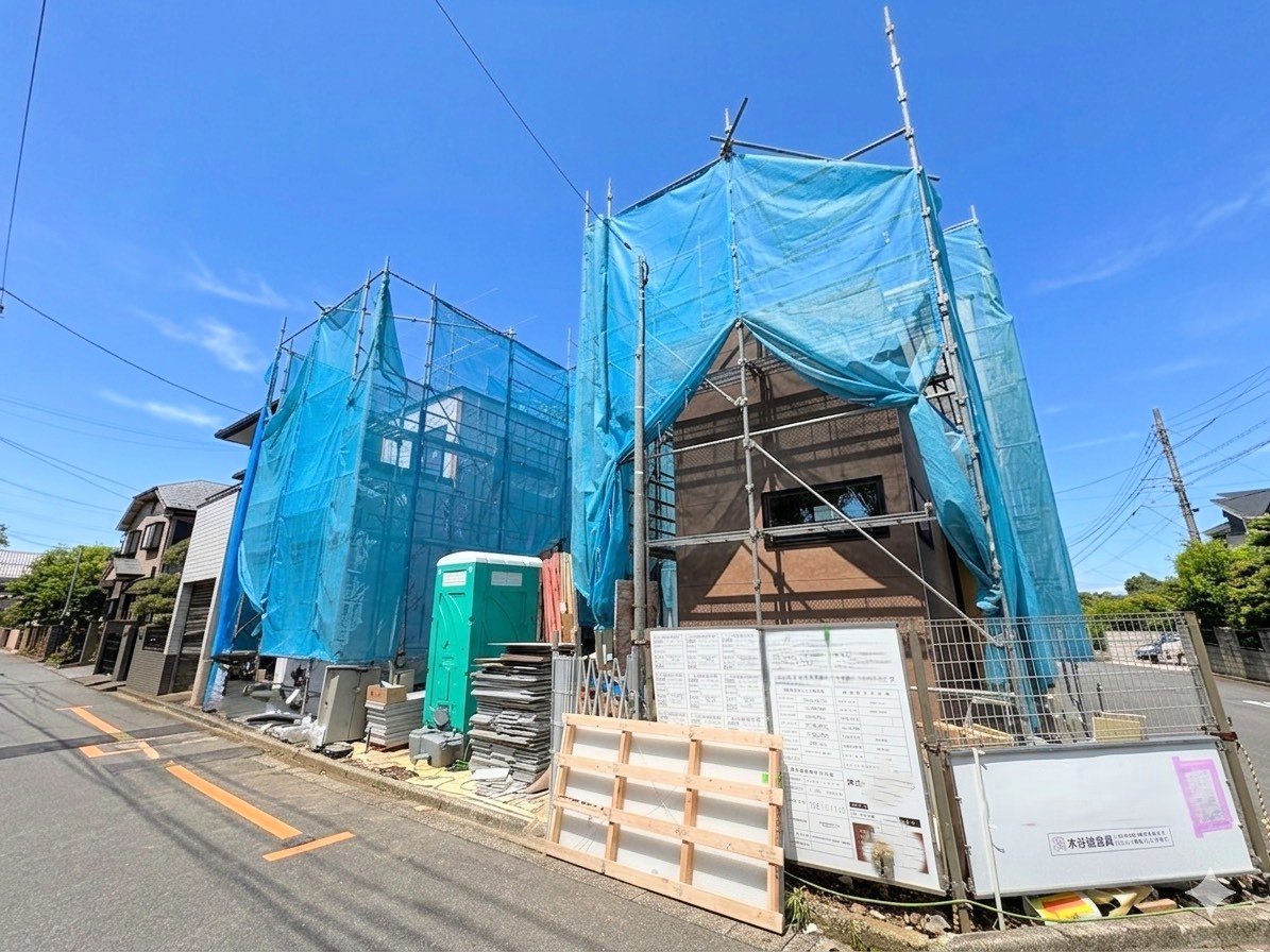 右が当物件。洗練されたデザインの外観が街並みに彩りを演出します。(令和8年6月 撮影)
