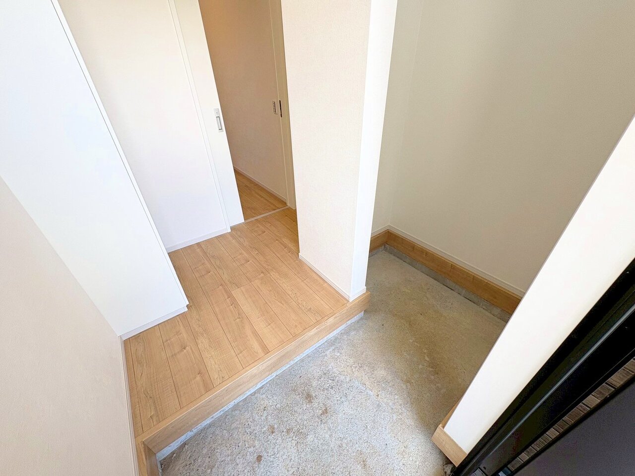 玄関にはアウトドアグッズなどかさばる道具もしまえる土間収納付き。