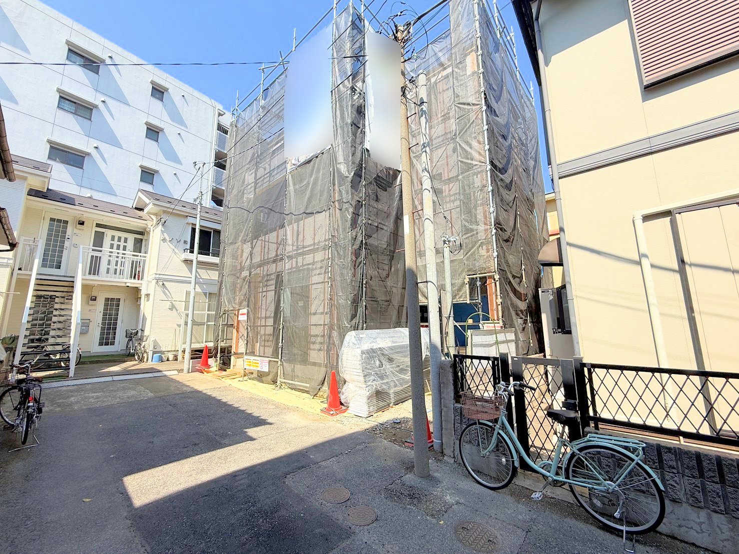 スーパーやコンビニなど周辺施設充実の住環境。(令和8年3月 撮影)