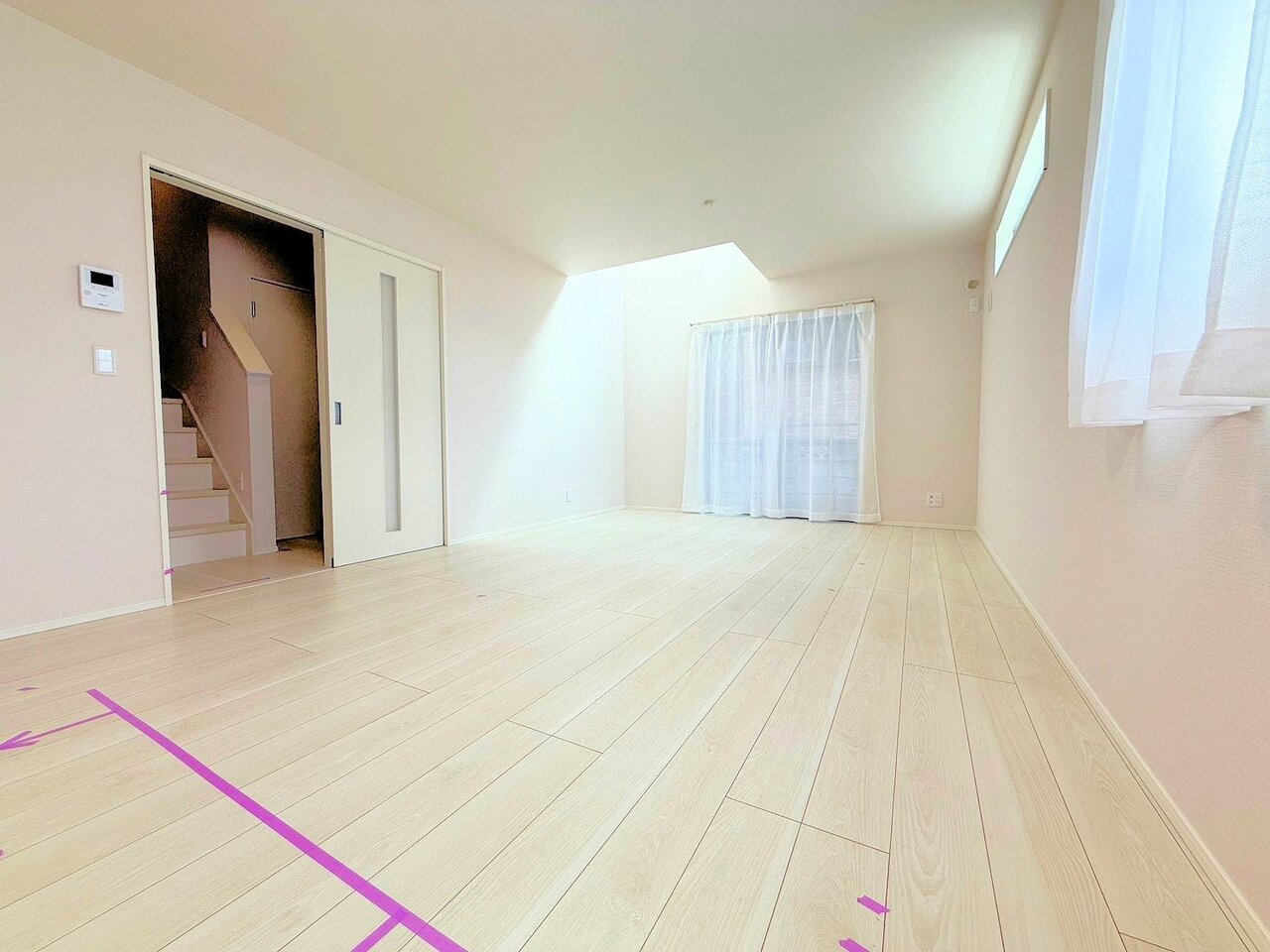 リビングは上部に吹抜を設けた開放的な空間です。