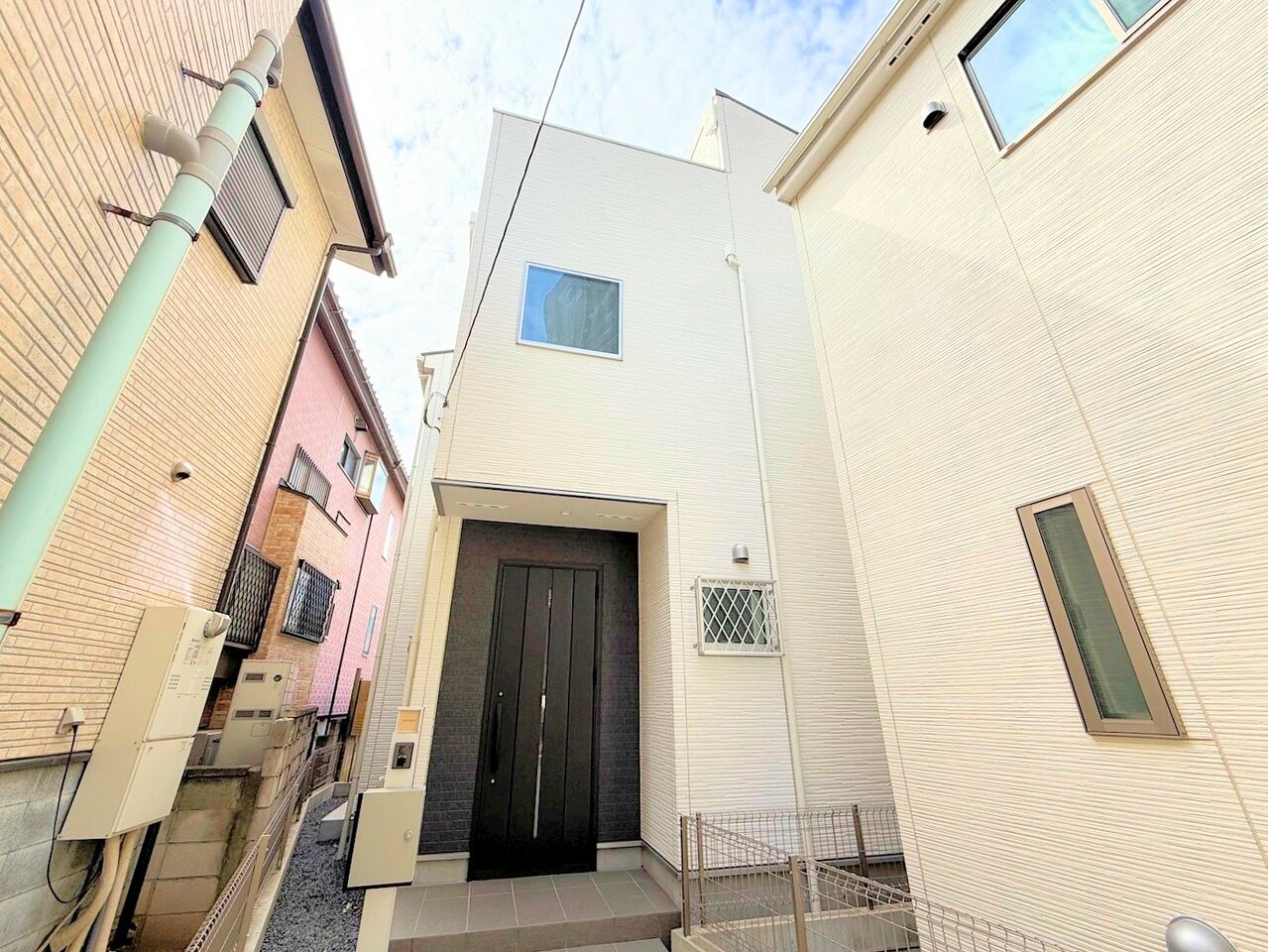 武蔵浦和駅徒歩10分の立地。2022年築、ルーフバルコニー付きの邸宅です。