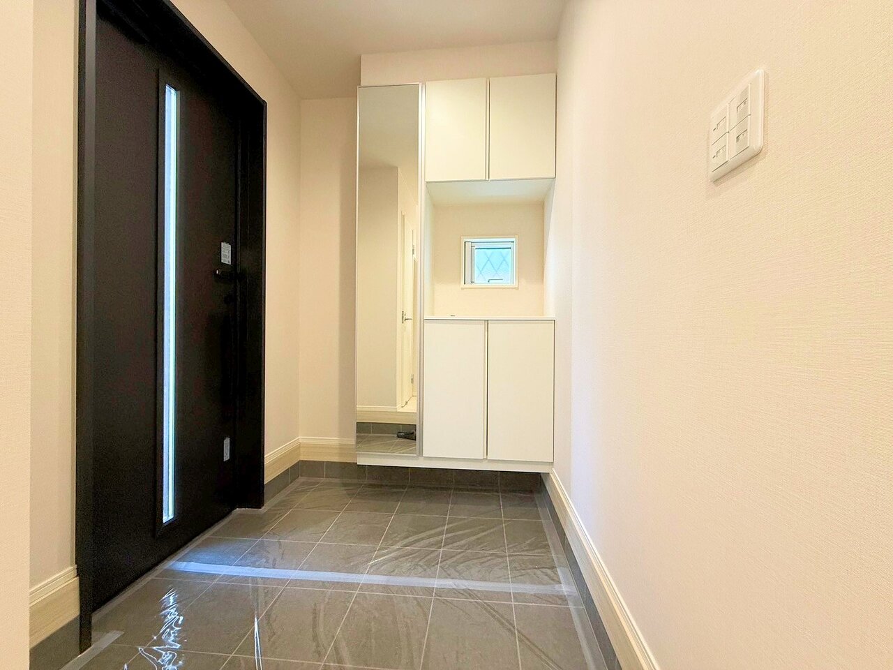 季飾のお花やグリーンを飾ってマイホームを創り上げてください。