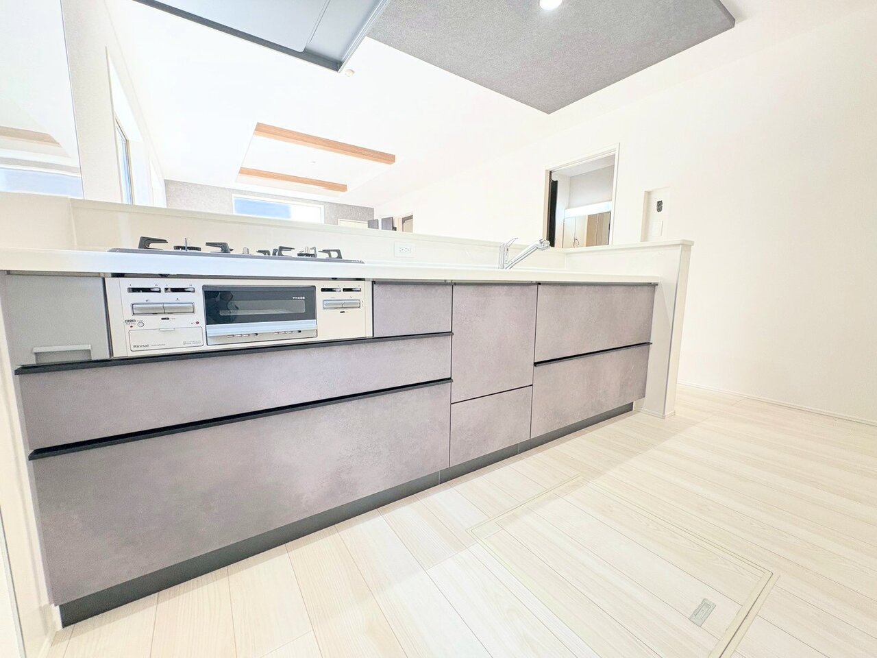 ダイニングとつながるキッチンからは家中が見渡せます。