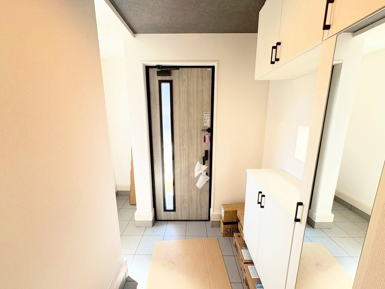 明るさと清潔感を兼ね備えた玄関が建物内へと導きます。