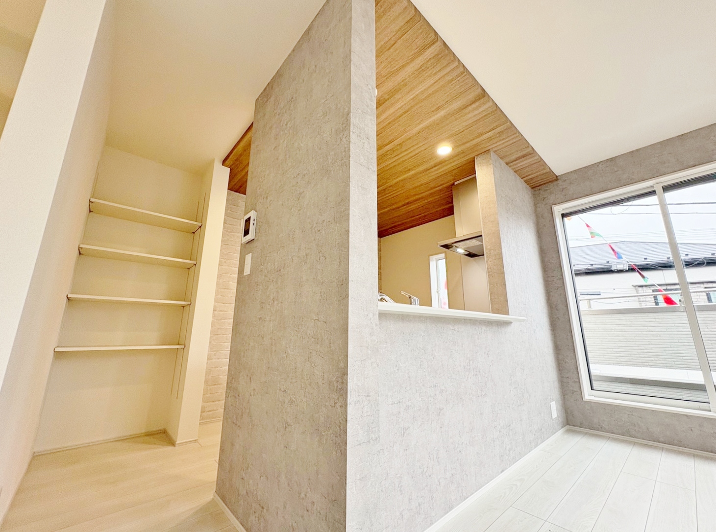 ダイニングとつながるキッチンからは家中が見渡せます。