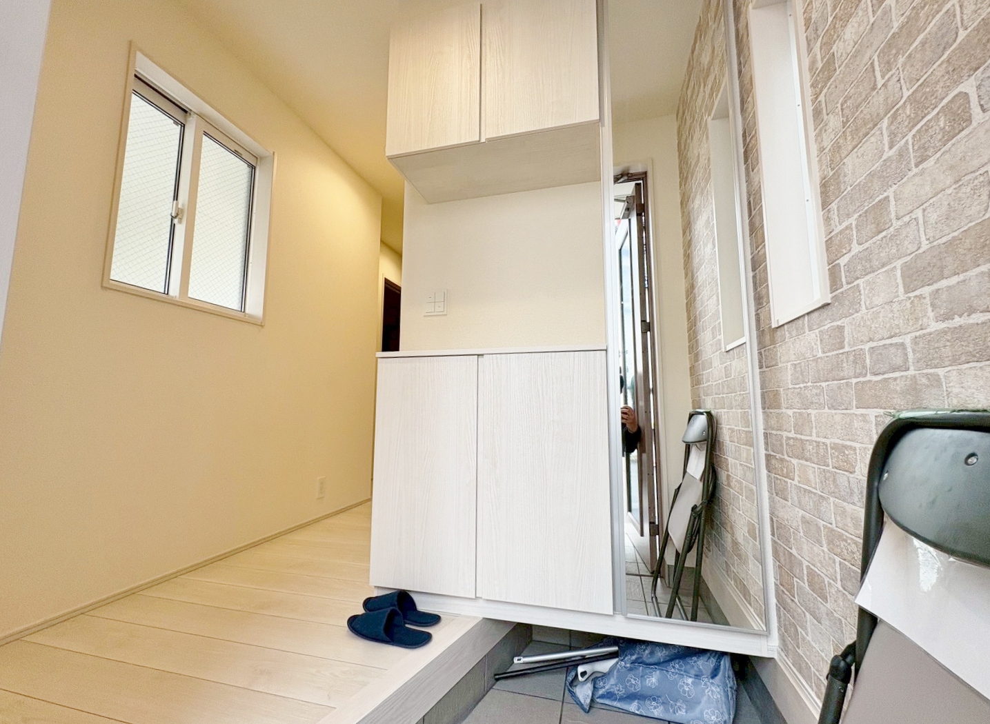 明るさと清潔感を兼ね備えた玄関が建物内へと導きます。