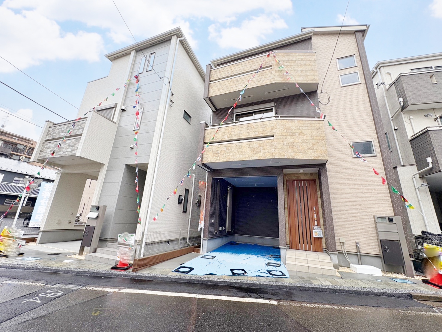 西川口駅まで徒歩13分の立地です。個性を主張しつつも、知性と品格を感じさせる佇まい。