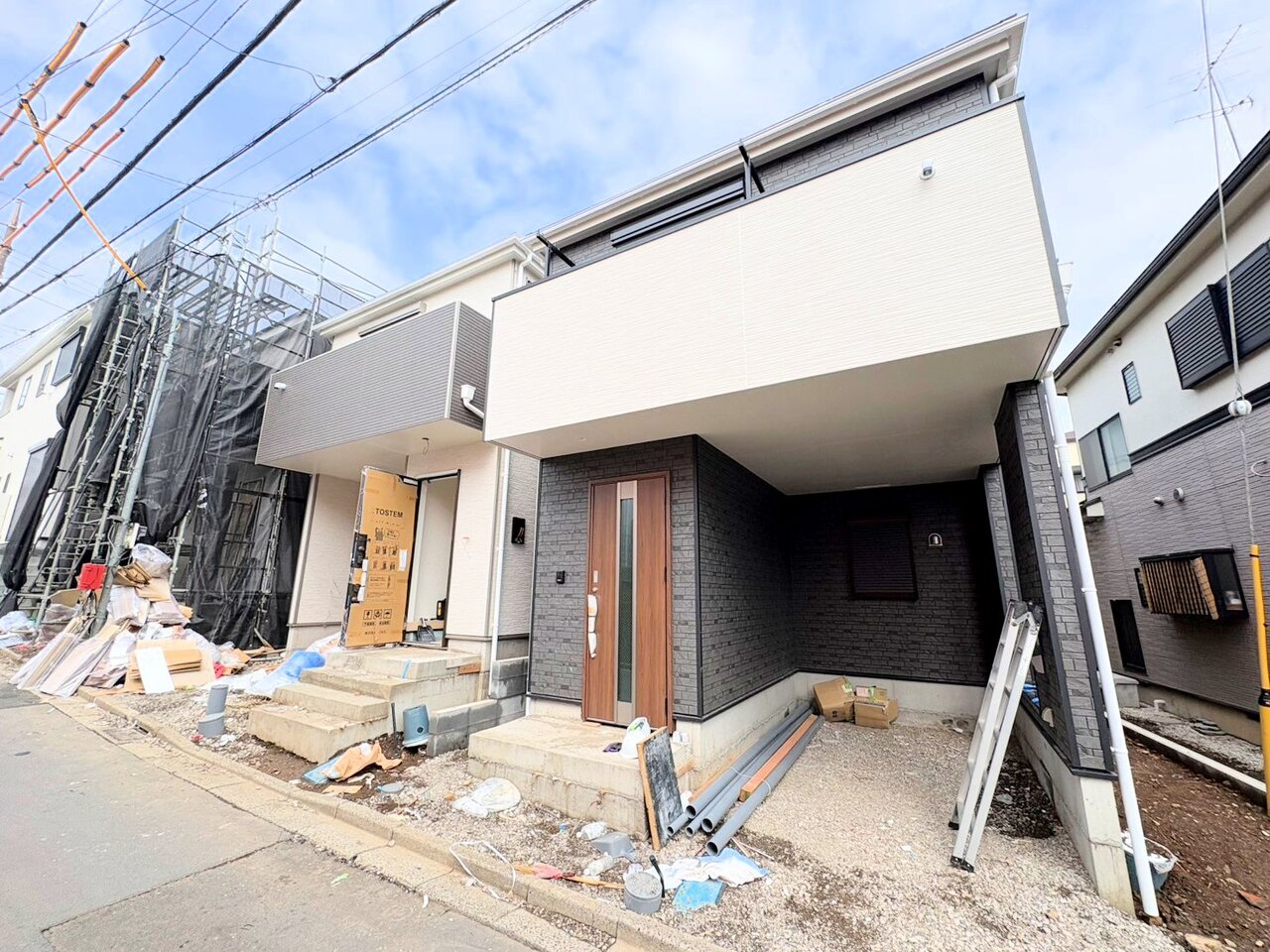 スーパーやコンビニなどが徒歩圏内にございます。(令和8年8月撮影)