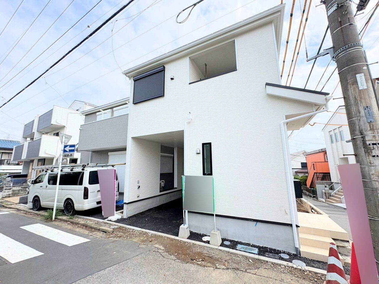 右が当物件。北浦和駅まで徒歩19分の立地。(令和8年8月 撮影)