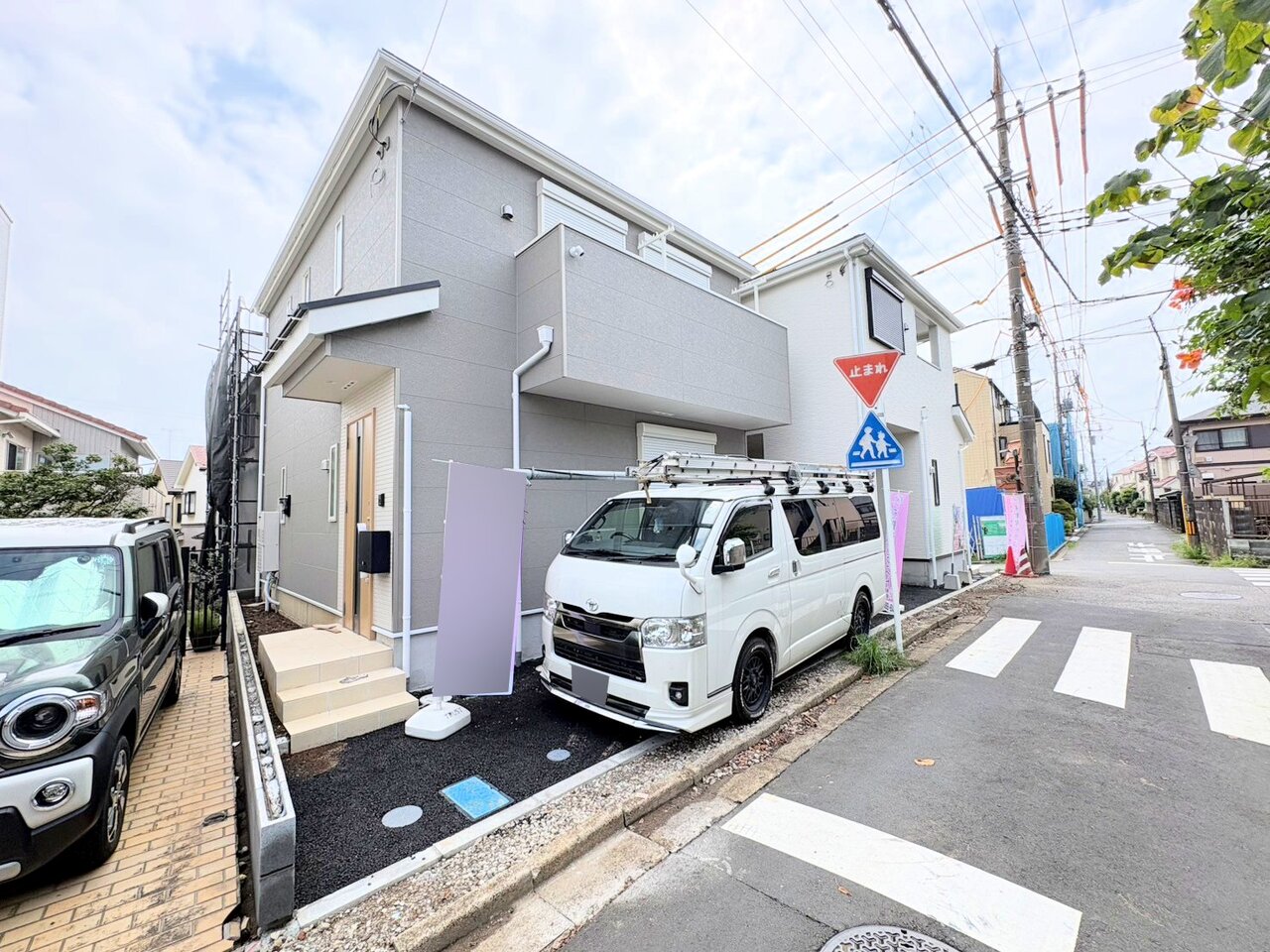 左が当物件。北浦和駅まで徒歩19分の立地。(令和8年8月 撮影)