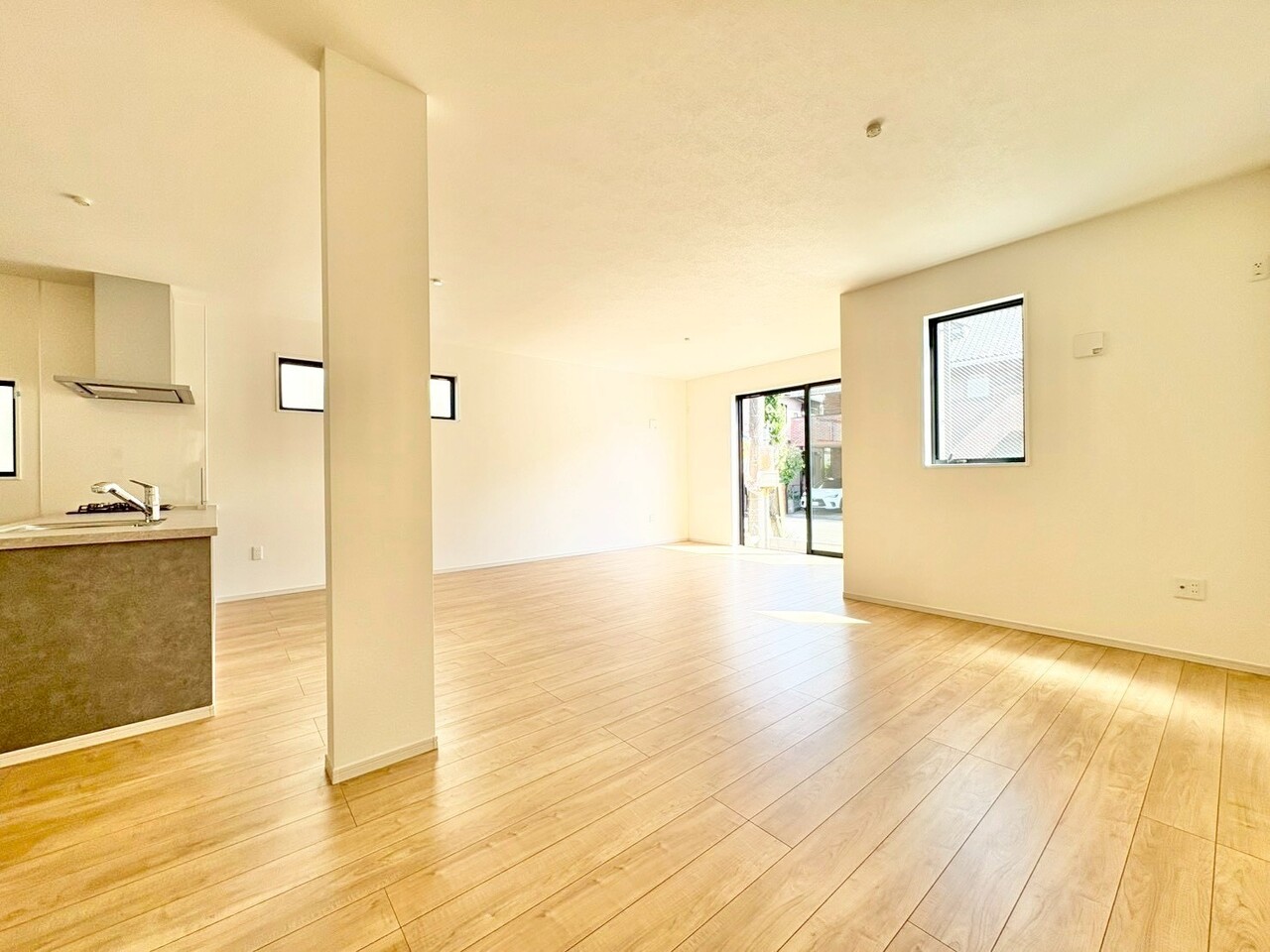 室内には豊かな陽光が注ぎ込み、爽やかな住空間を演出。