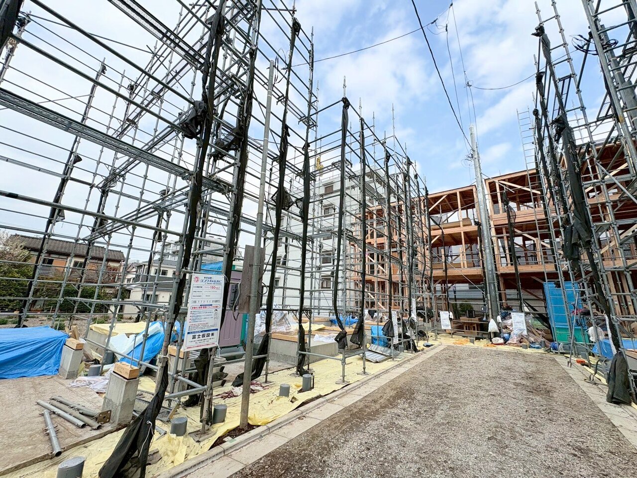 スーパーやドラッグストアなどが徒歩圏内で、毎日のお買い物にも便利です。(令和8年3月 撮影)