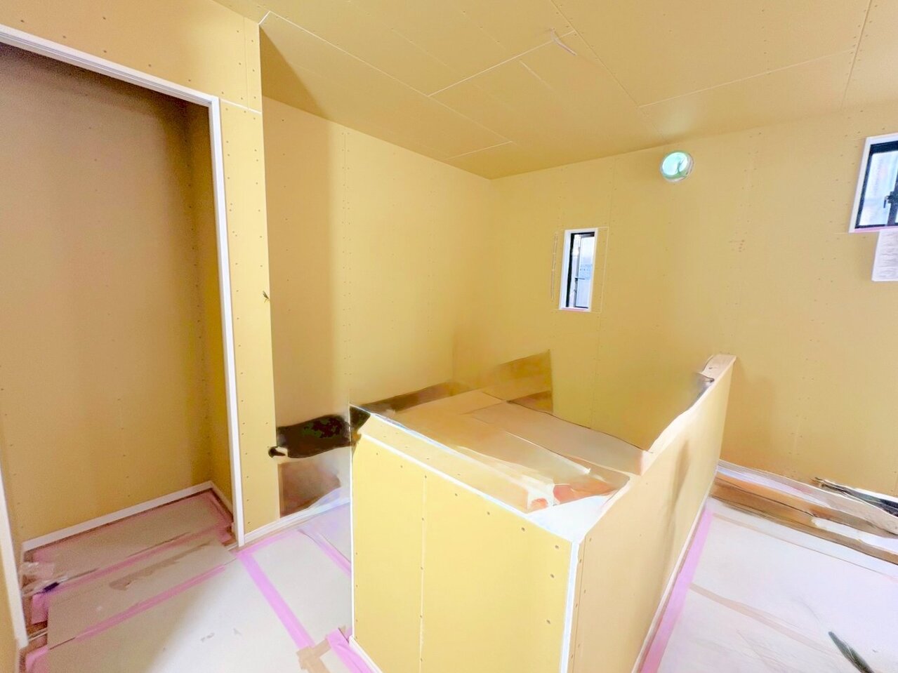 食品や生活用品などを一カ所にまとめて集中収納できるパントリー付き。(令和8年4月 撮影)