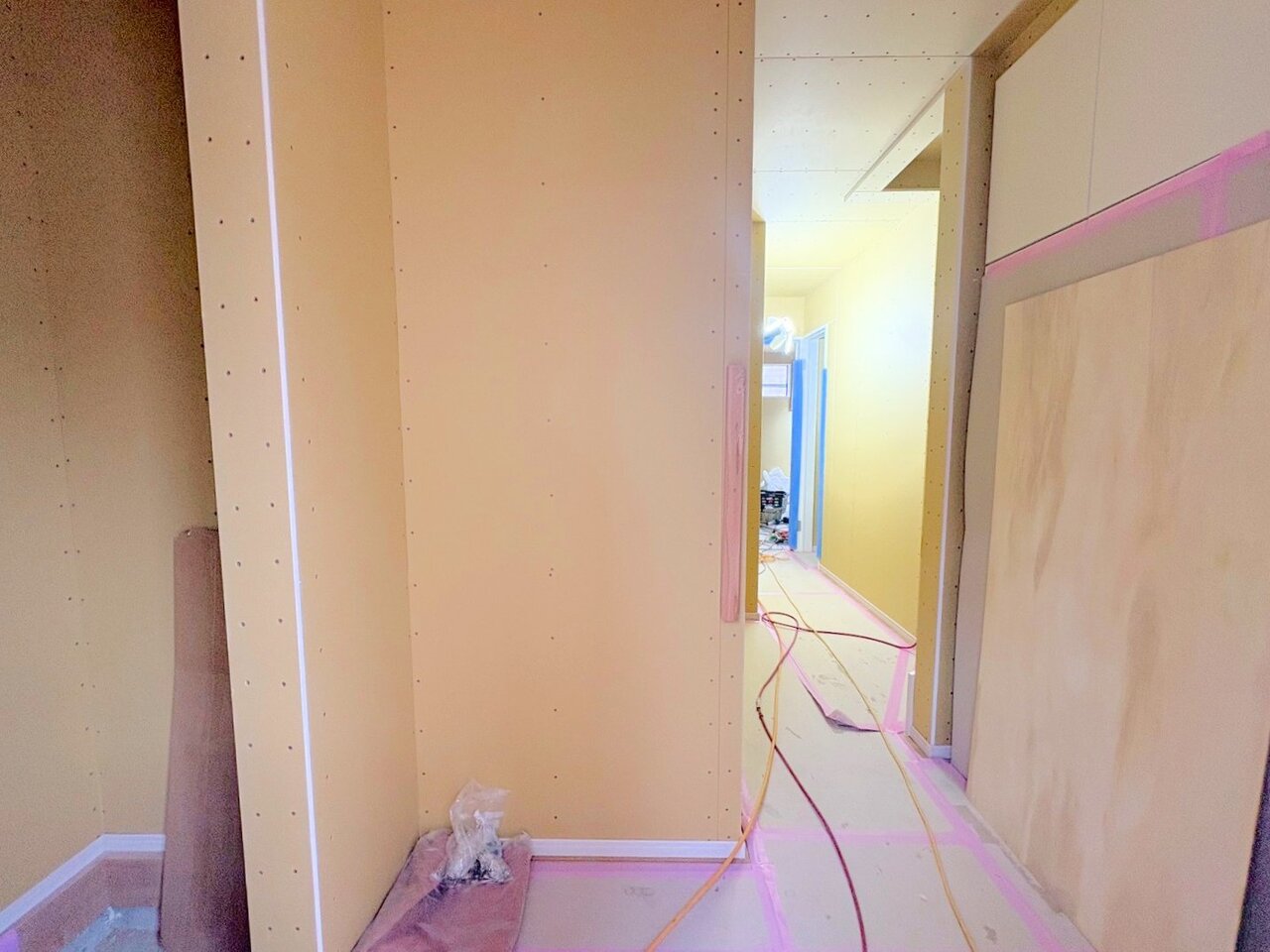 ゆとりある洗面スペースなら、朝の身支度と家事の時間が重なっても安心です。(令和8年4月 撮影)