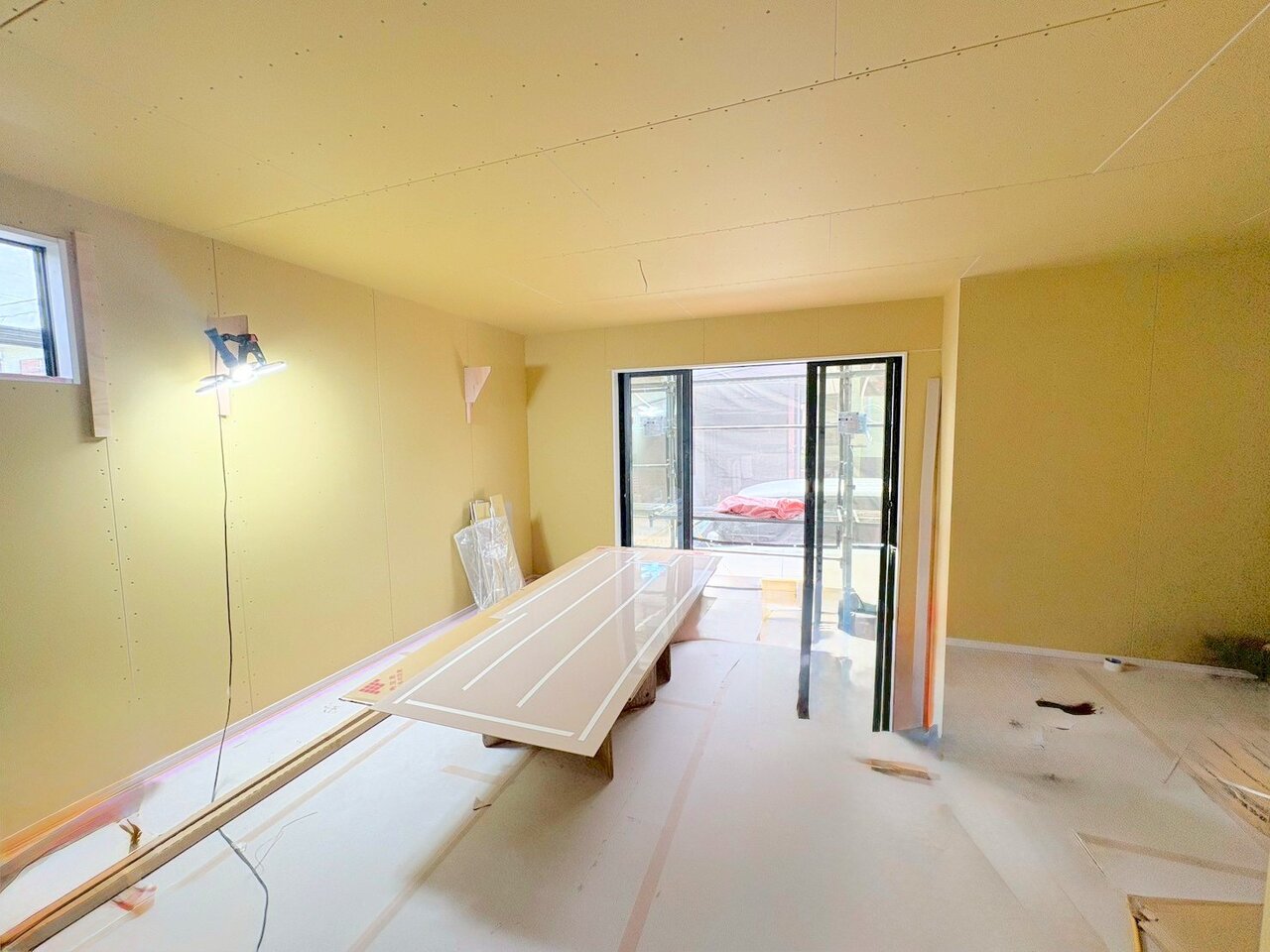 くつろぐ方とお料理をされる方の一体感を重視した対面式キッチンを採用。(令和8年4月 撮影)