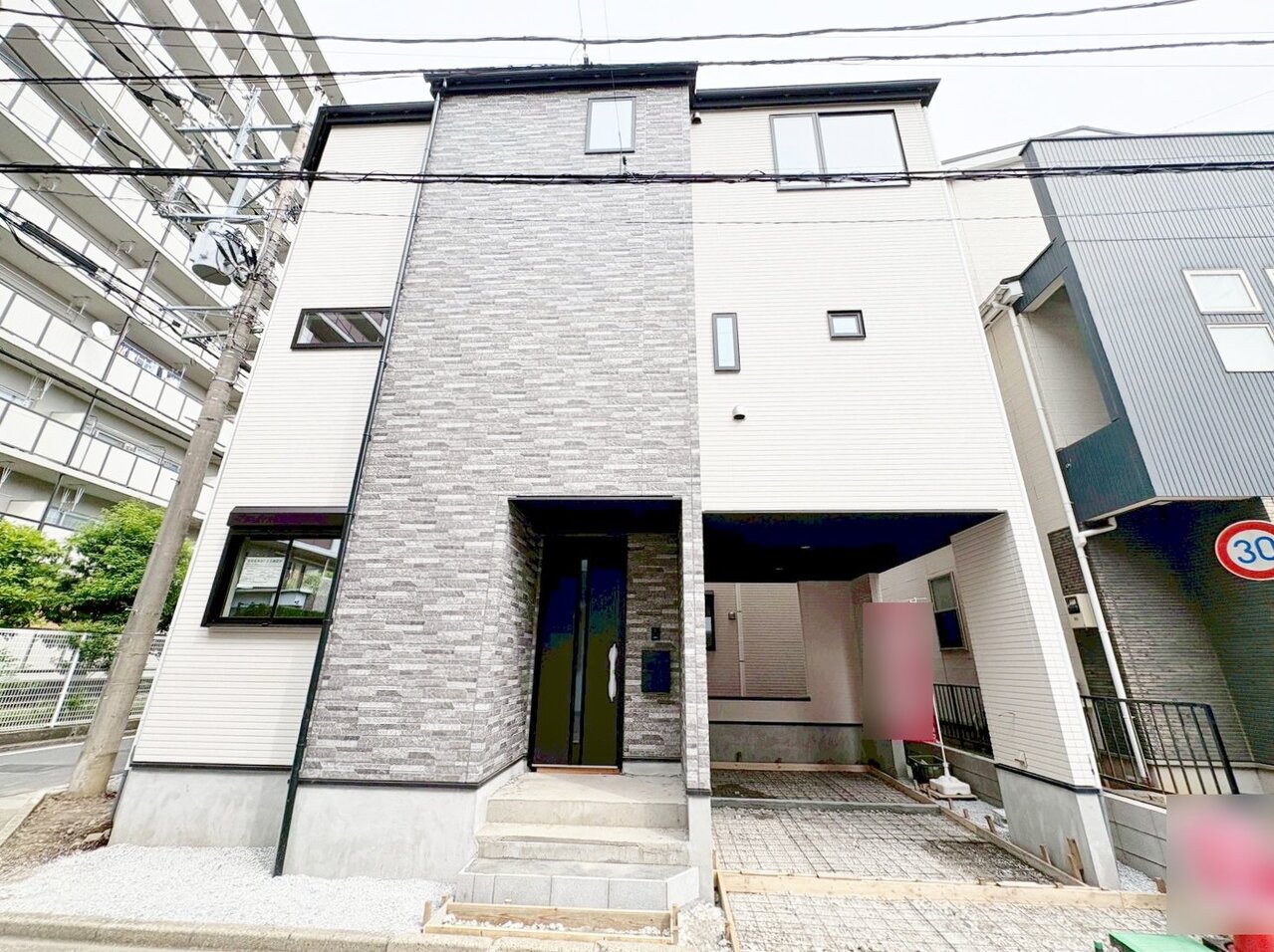 武蔵浦和駅徒歩15分の立地。開放感のある角地に面した邸宅。(令和8年6月 撮影)