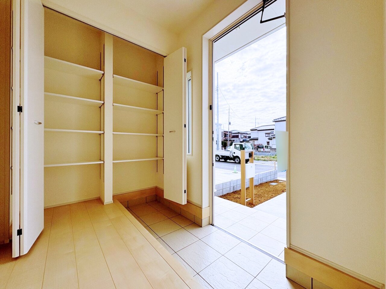 天井近くまで高さがある収納を設けた玄関。