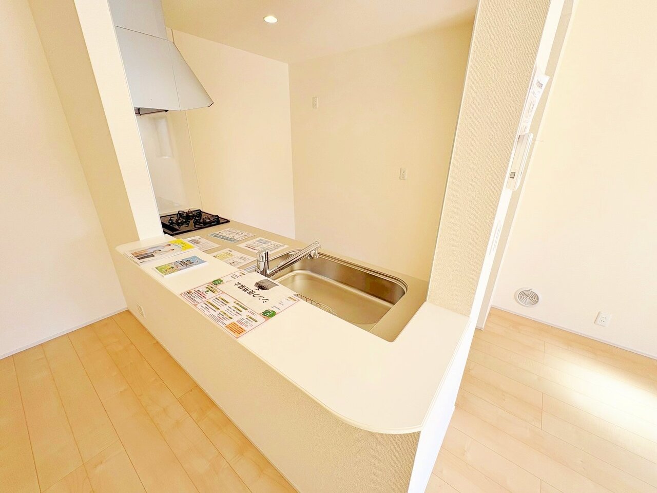 ダイニングとつながるキッチンからは家中が見渡せます。