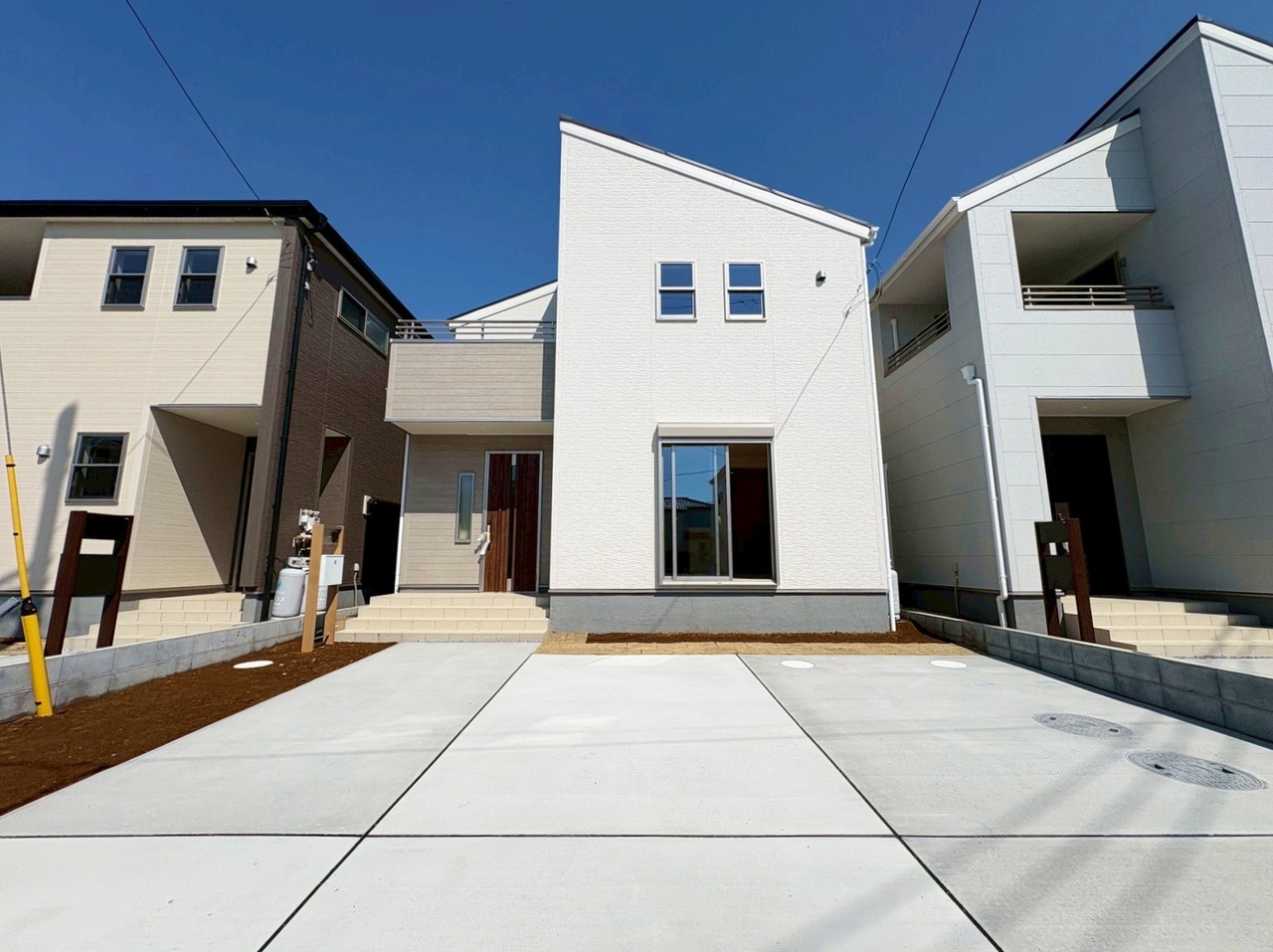 【4号棟】上尾駅利用可能な立地です。白を基調とした清楚感溢れる外観。