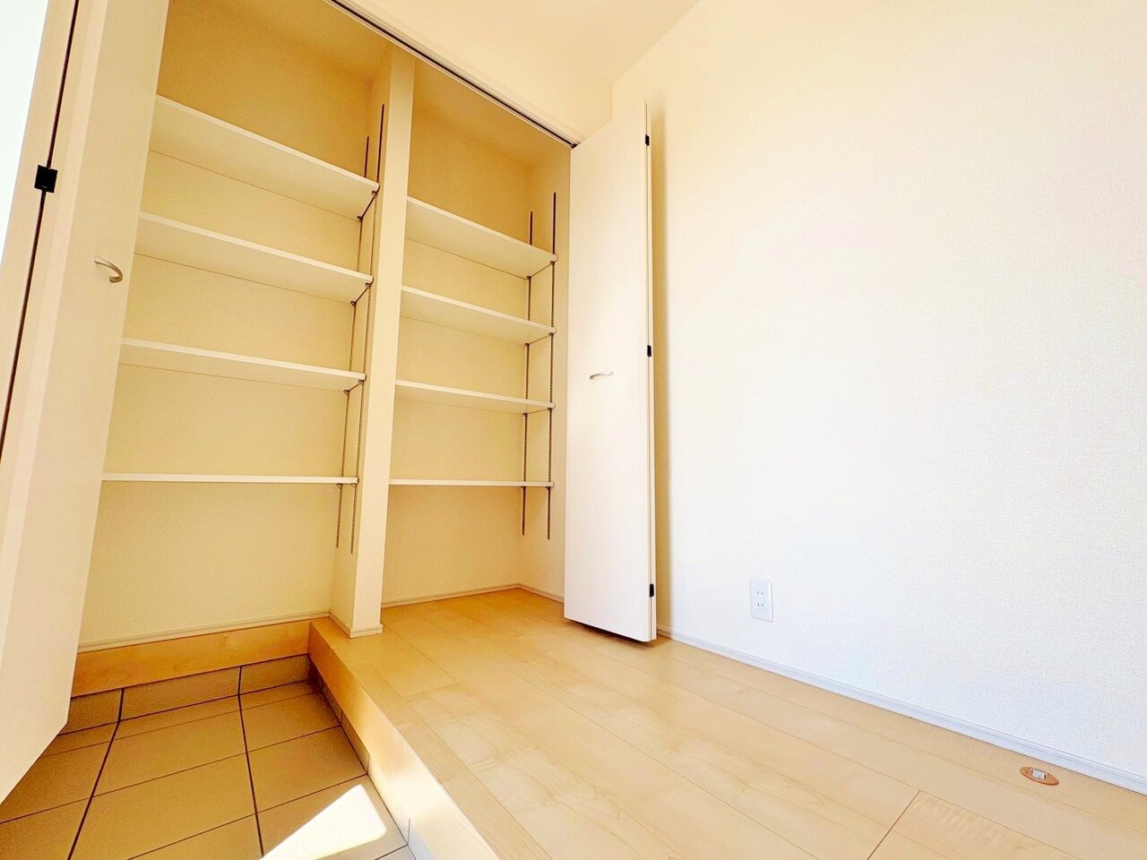 明るさと清潔感を兼ね備えた玄関が建物内へと導きます。