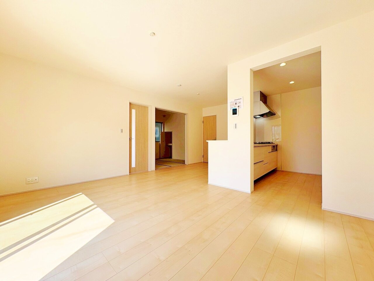 くつろぎの時間をさらに開放的にするＬＤＫ＋続き間の洋風和室付き。