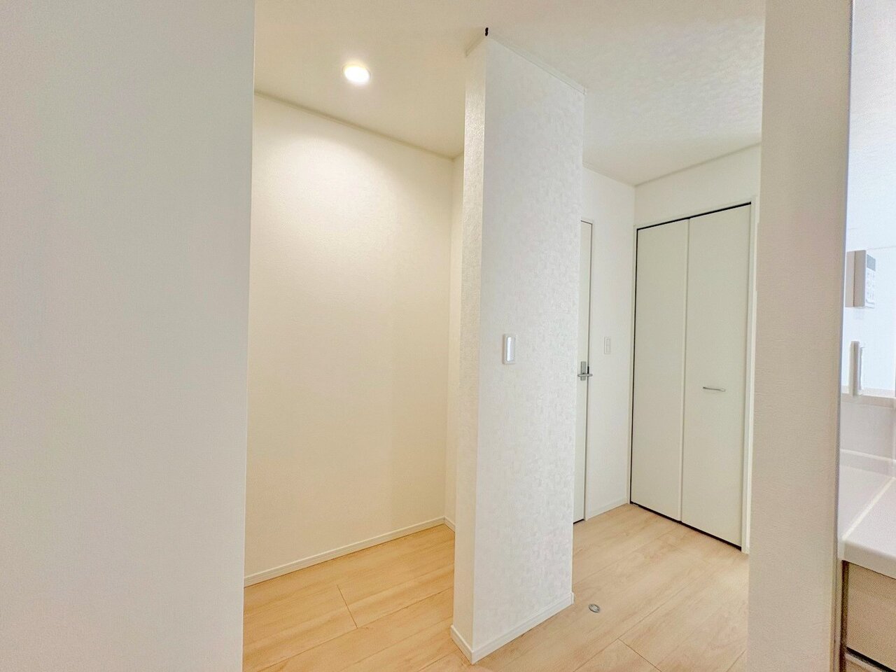 たっぷり収納可能なパントリー付きの対面キッチンです。