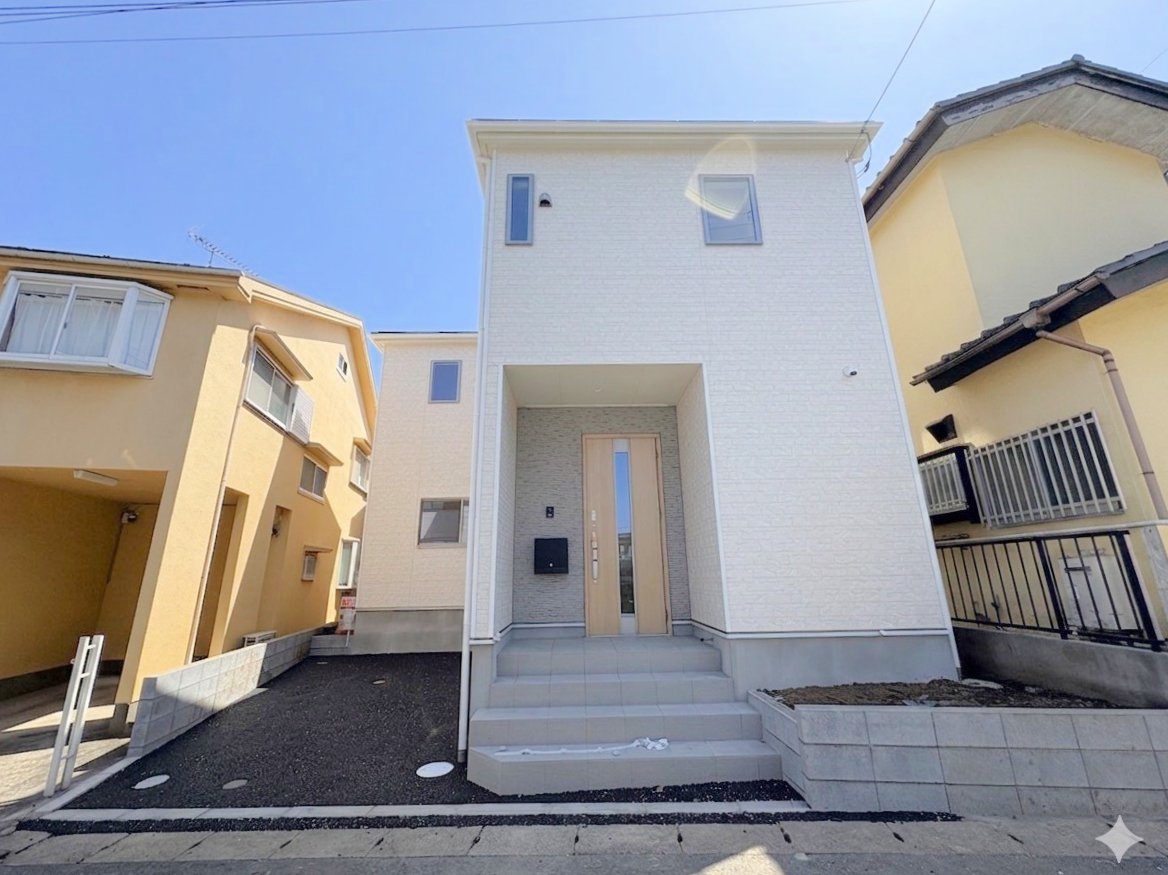 七里駅まで徒歩12分の立地です。ゆとりある4LDKの間取り。