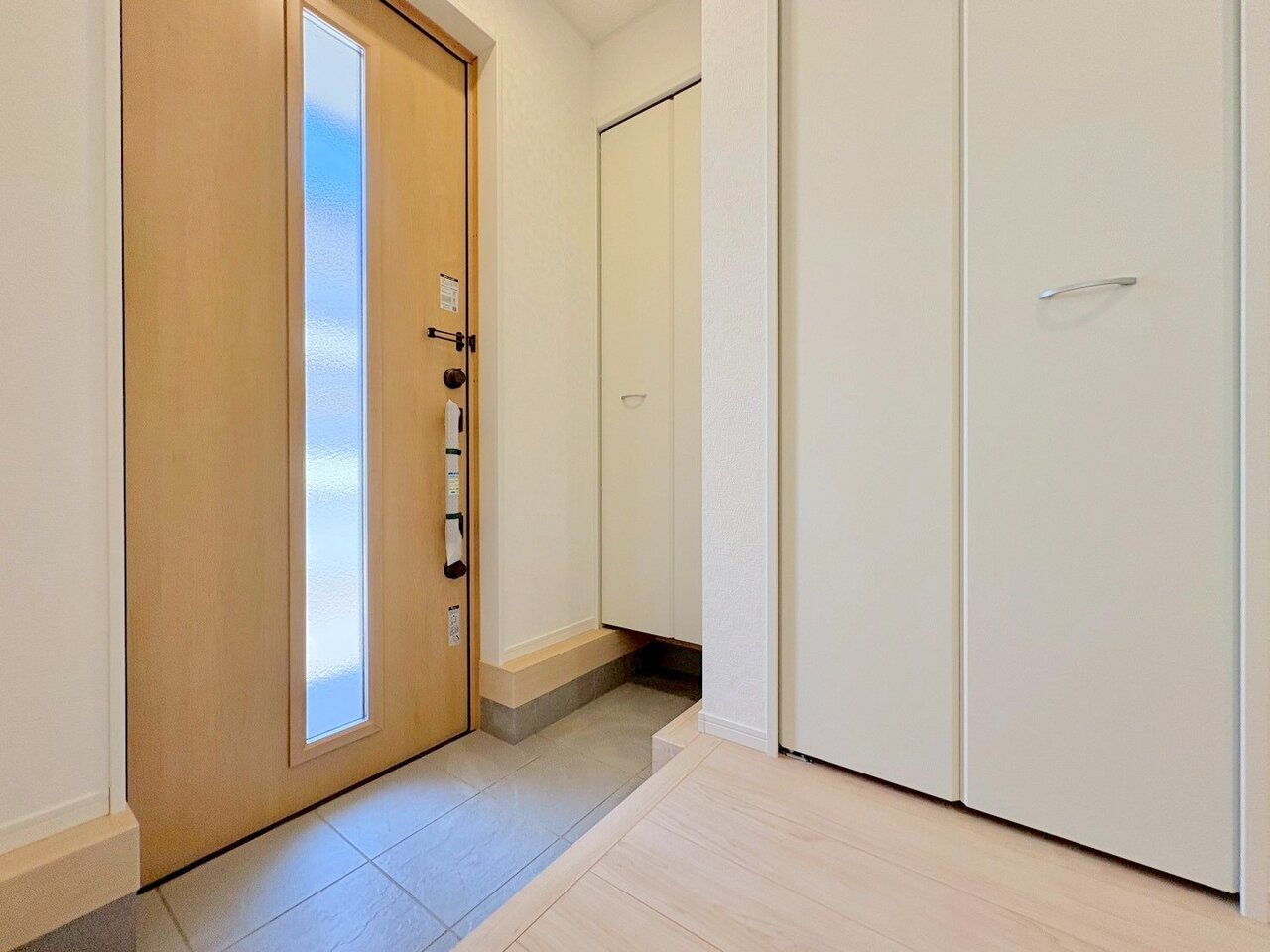 明るくコントラストのある開放感と清潔感を兼ね備えた玄関。