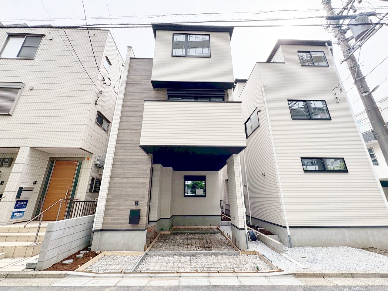 武蔵浦和駅徒歩15分の立地。設計者の拘りが伝わってくる素敵な建物です。(令和8年6月 撮影)